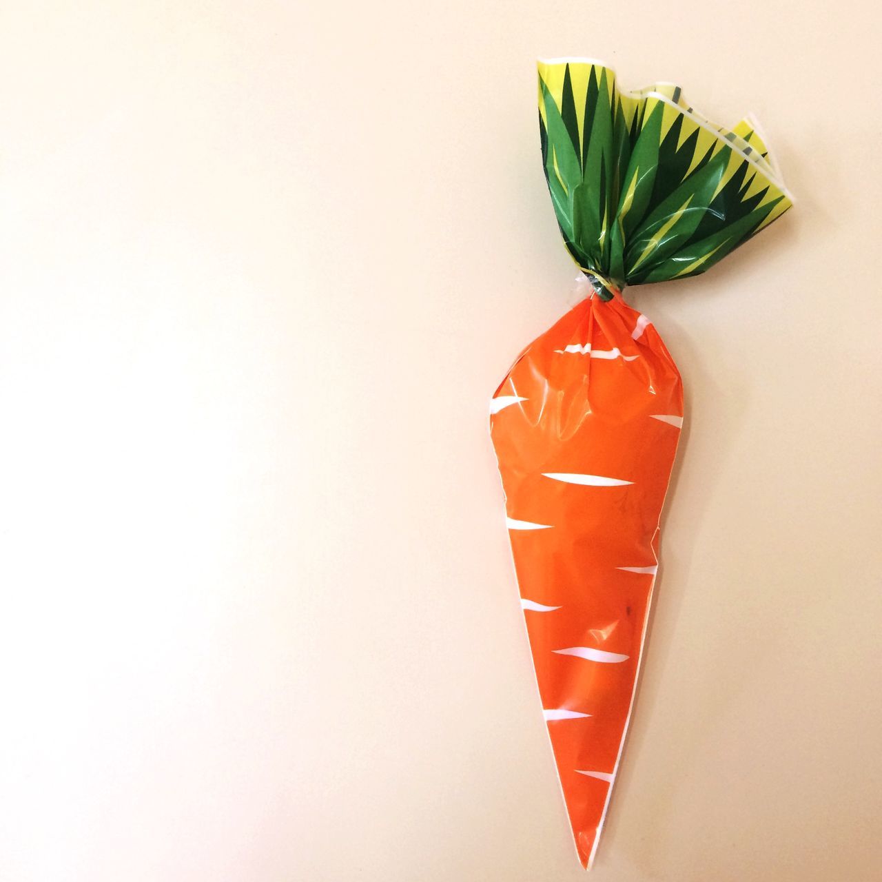 white background, studio shot, indoors, copy space, still life, green color, leaf, close-up, cut out, freshness, wall - building feature, single object, no people, table, green, red, food and drink, high angle view, decoration, healthy eating