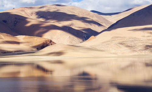 Tso moriri mountain lake panorama with mountains and blue sky reflections in the lake