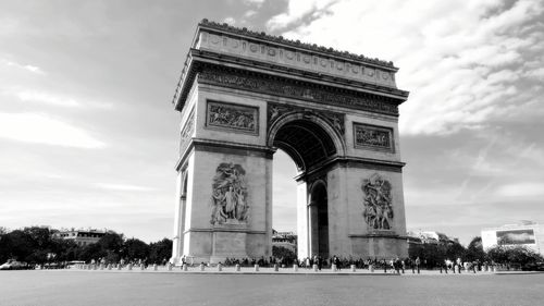 Low angle view of arc de triomphe against sky