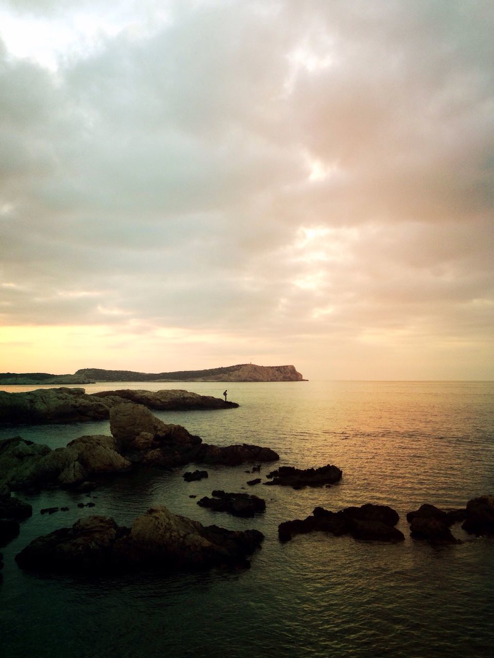 water, sea, sky, tranquil scene, scenics, horizon over water, tranquility, beauty in nature, sunset, cloud - sky, rock - object, nature, waterfront, cloudy, idyllic, cloud, dusk, rippled, outdoors, calm