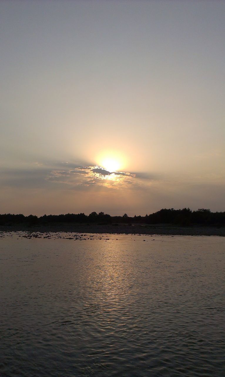 sunset, water, tranquil scene, scenics, tranquility, sun, beauty in nature, waterfront, silhouette, nature, reflection, idyllic, sky, sea, lake, copy space, orange color, sunlight, rippled, clear sky