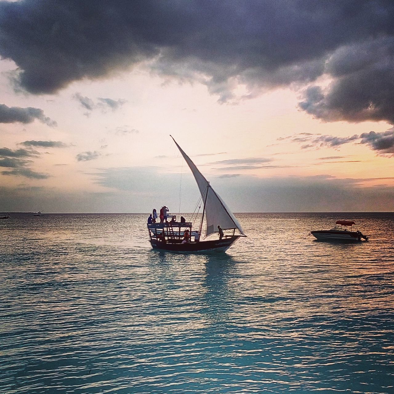 nautical vessel, sea, water, mode of transport, sky, boat, horizon over water, cloud - sky, tranquility, tranquil scene, sunset, scenics, beauty in nature, cloudy, nature, cloud, sailing, rippled, idyllic, outdoors, no people, overcast, ocean, non-urban scene, remote, weather