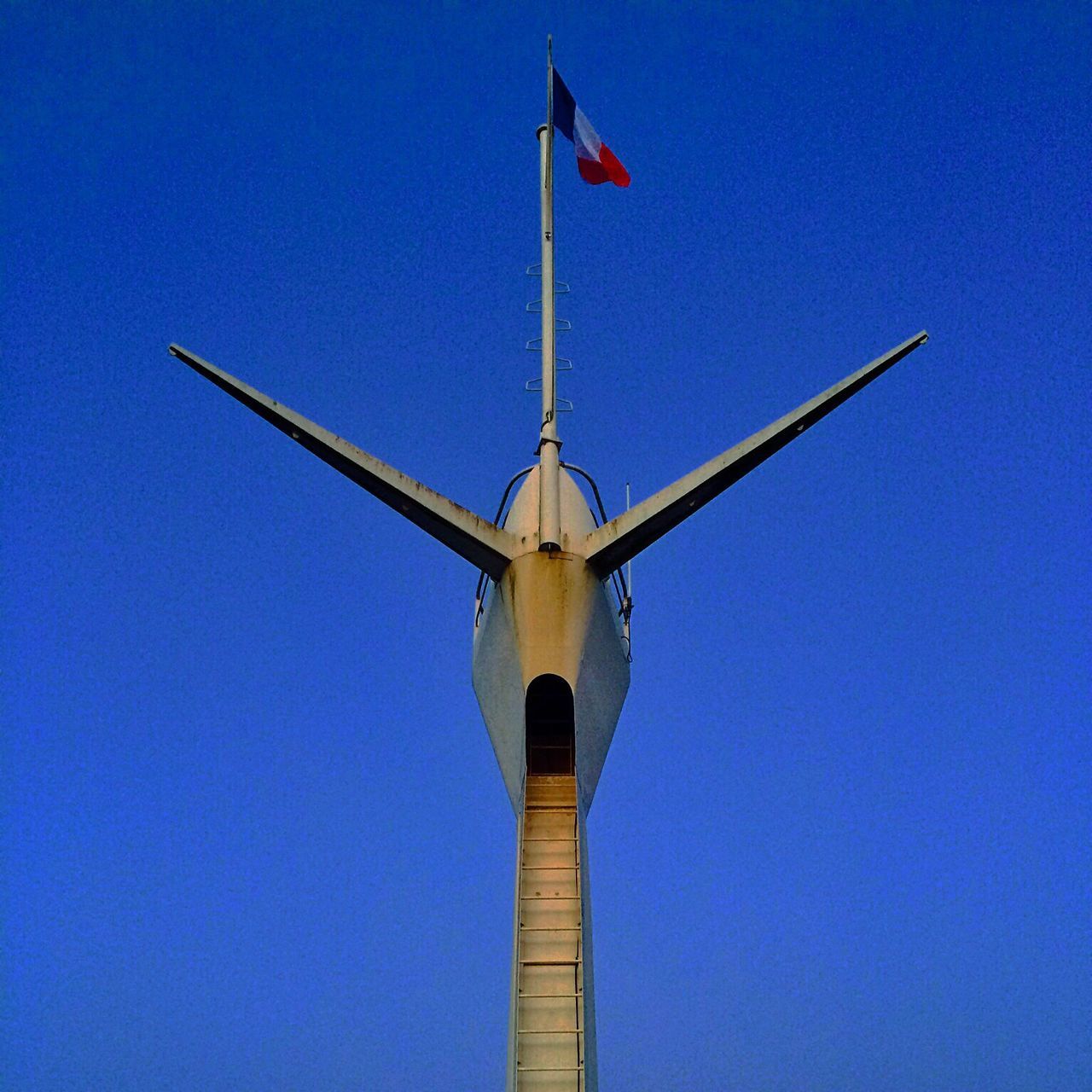 blue, low angle view, clear sky, airplane, wind power, alternative energy, air vehicle, windmill, environmental conservation, wind turbine, copy space, transportation, mode of transport, renewable energy, flying, fuel and power generation, travel, traditional windmill, day, outdoors