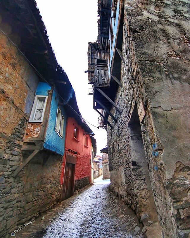 architecture, built structure, building exterior, residential building, residential structure, building, house, the way forward, narrow, street, clear sky, alley, day, no people, outdoors, window, wall - building feature, town, old, diminishing perspective