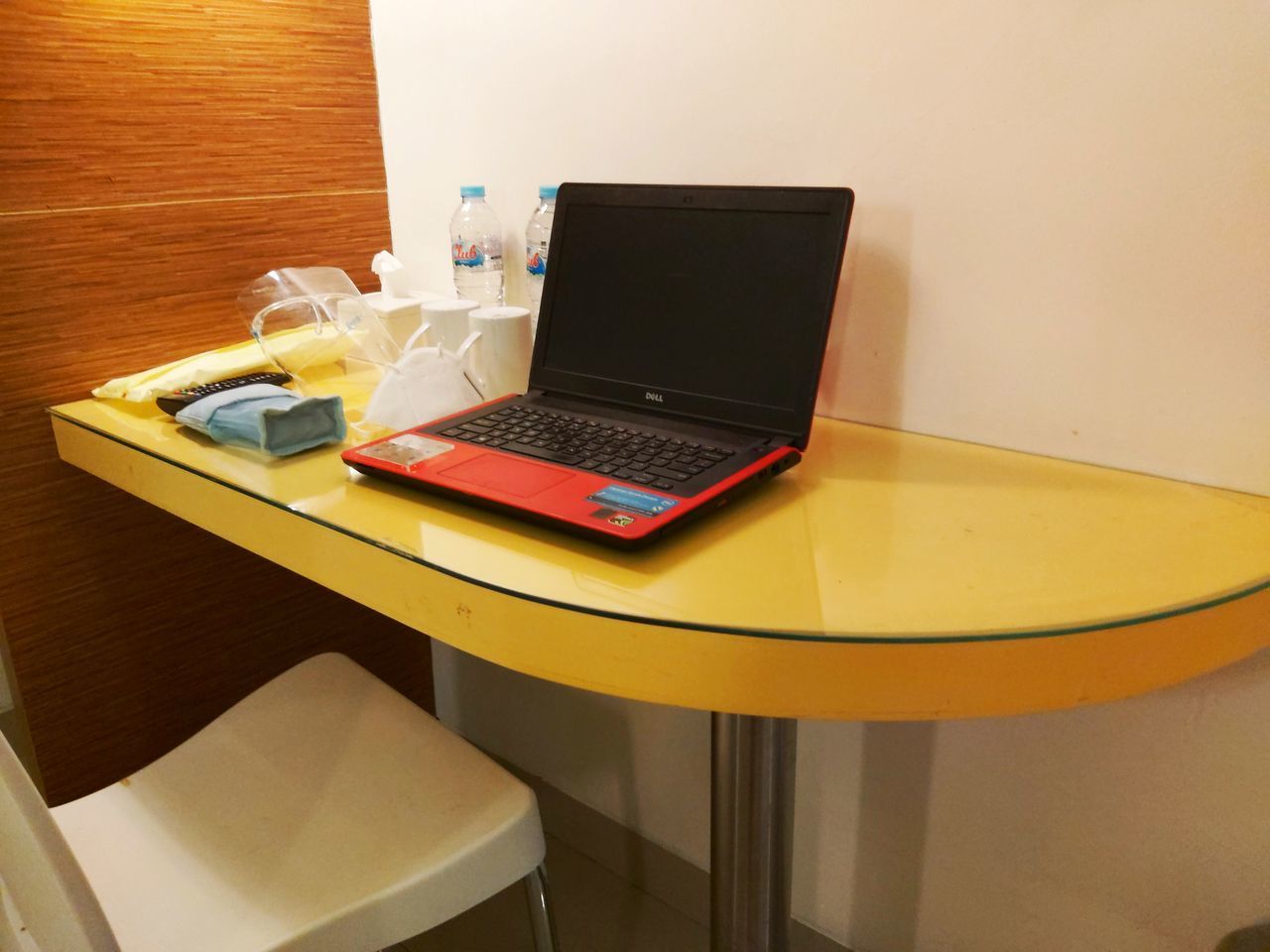 HIGH ANGLE VIEW OF LAPTOP ON TABLE IN OFFICE