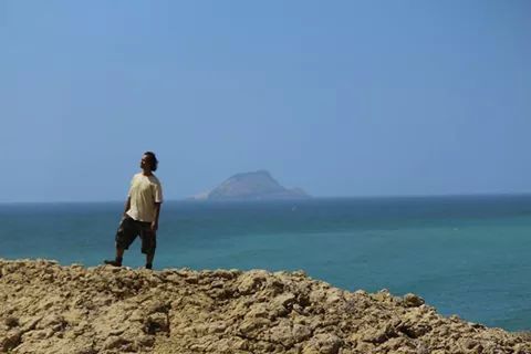 sea, full length, rear view, water, clear sky, lifestyles, leisure activity, copy space, standing, tranquility, tranquil scene, men, scenics, horizon over water, beauty in nature, nature, casual clothing, rock - object