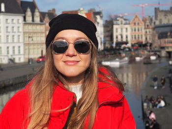 Portrait of woman wearing sunglasses in city