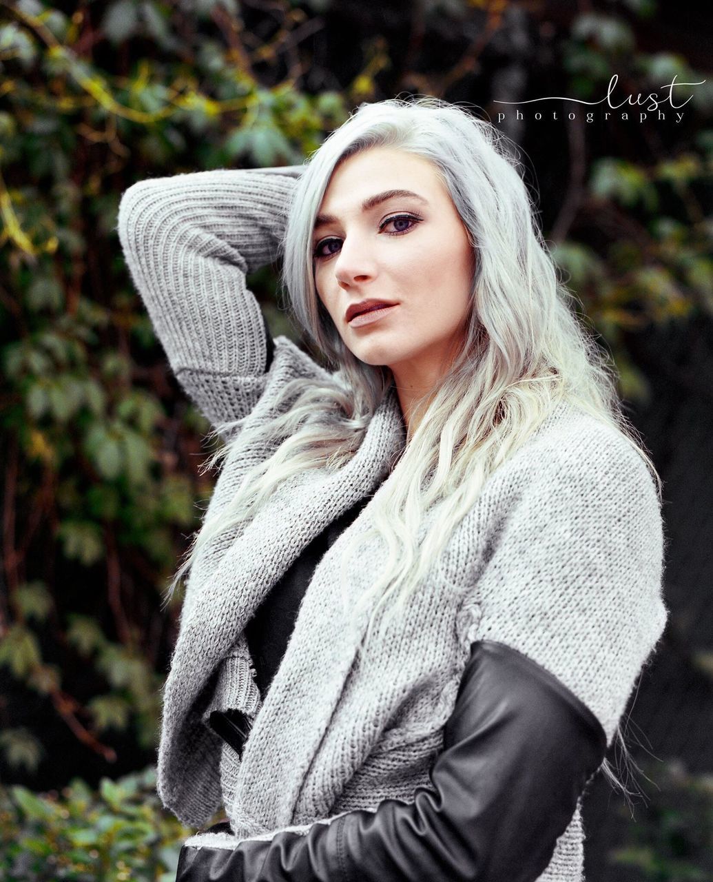 young adult, young women, person, long hair, lifestyles, casual clothing, front view, leisure activity, waist up, portrait, focus on foreground, three quarter length, smiling, looking at camera, standing, beauty, contemplation