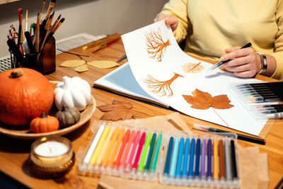 Art therapy for mental health recovery, making art helps improve mental health. creativity and