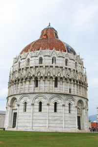 Cathedral at leaning tower of pisa against sky