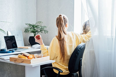 Eat healthy while working from home. healthy lunches work from home. woman freelancer eating