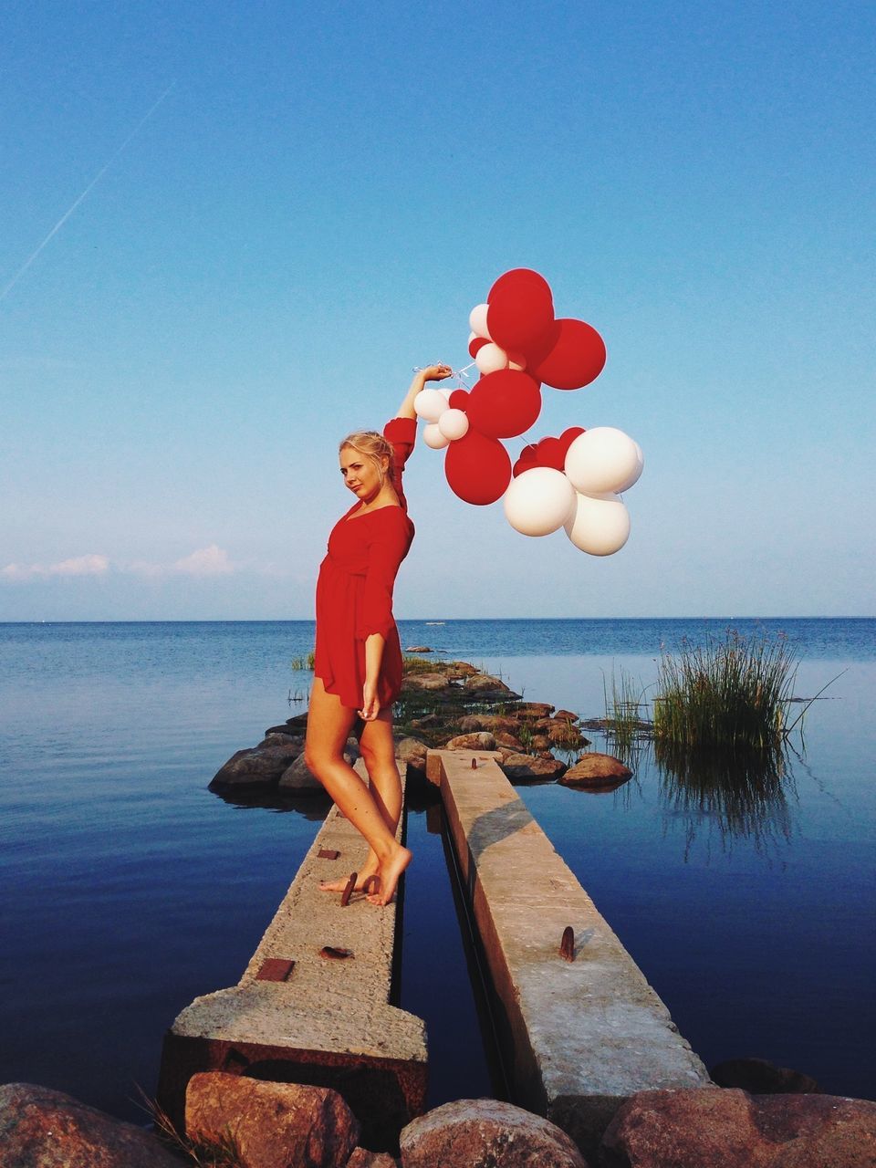 sea, horizon over water, water, clear sky, blue, copy space, tranquility, tranquil scene, beauty in nature, nature, sky, scenics, beach, sunlight, day, rock - object, shore, outdoors, idyllic, balloon