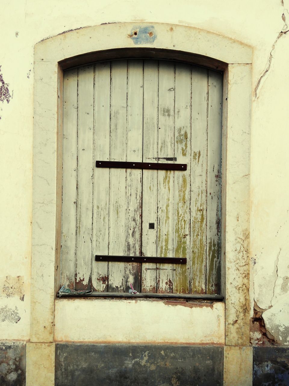 CLOSE-UP OF CLOSED DOORS