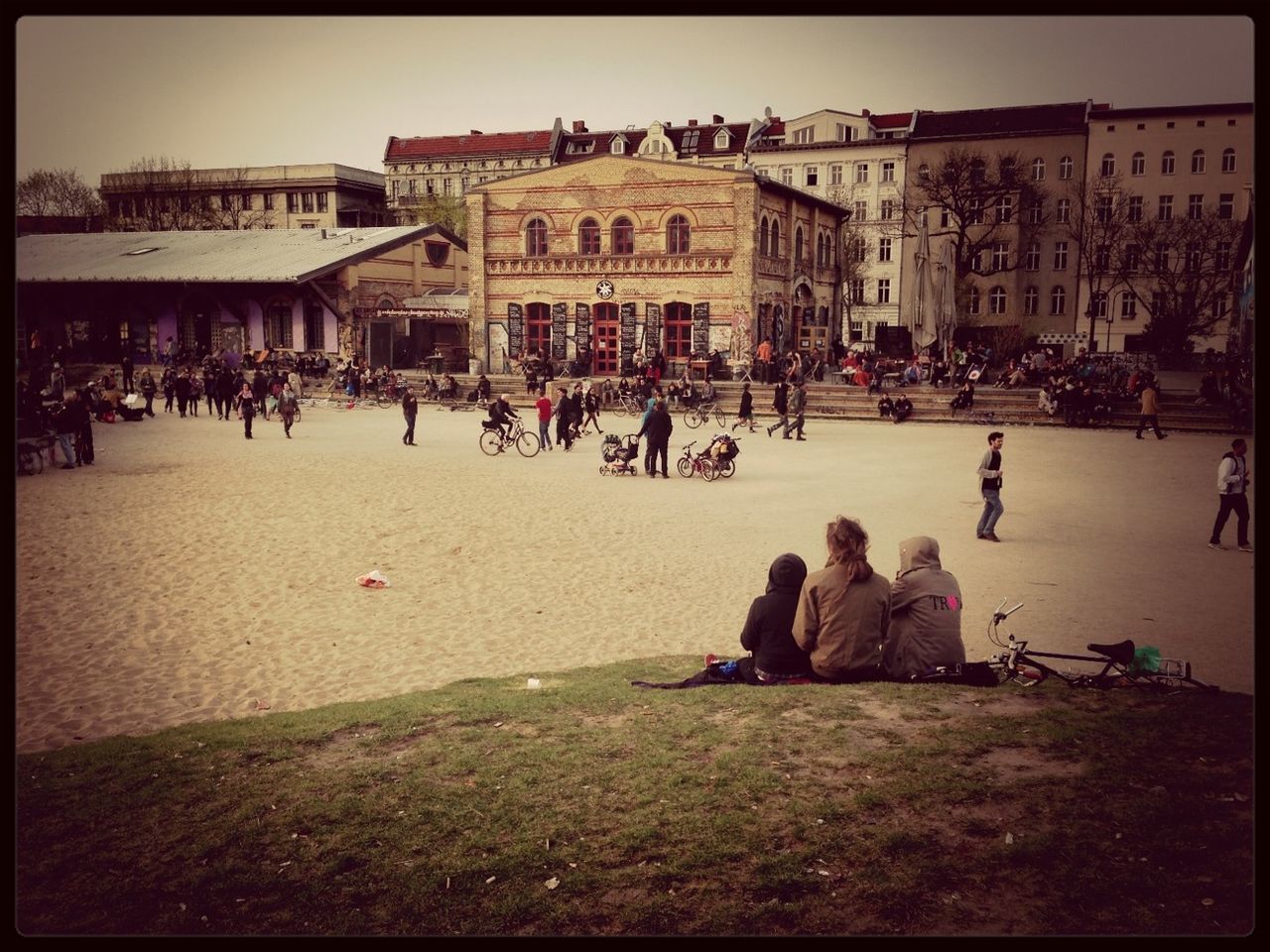 large group of people, building exterior, men, person, architecture, built structure, transfer print, lifestyles, leisure activity, mixed age range, crowd, auto post production filter, city life, city, tourist, walking, group of people, town square, tourism