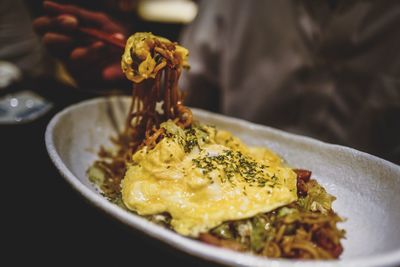 Close-up of fried noodles with omelet