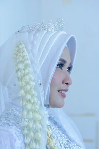 Portrait of smiling young woman wearing hijab