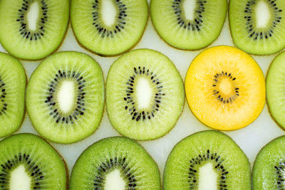 Full frame shot of kiwi slices