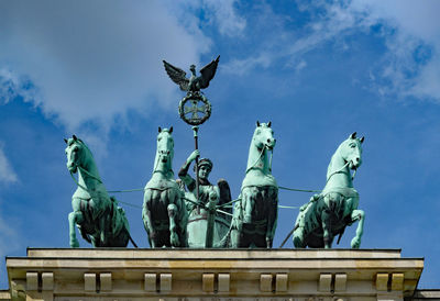 statue