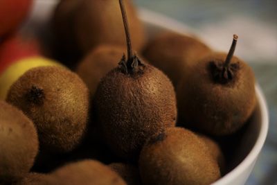 Close-up of kiwi fruits in bowl
