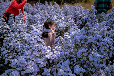 Mon and daughter walking in the margaret flower farm