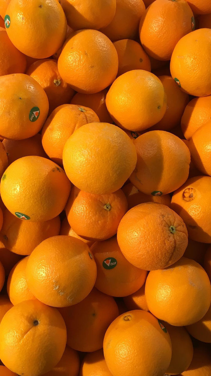 HIGH ANGLE VIEW OF ORANGES IN MARKET