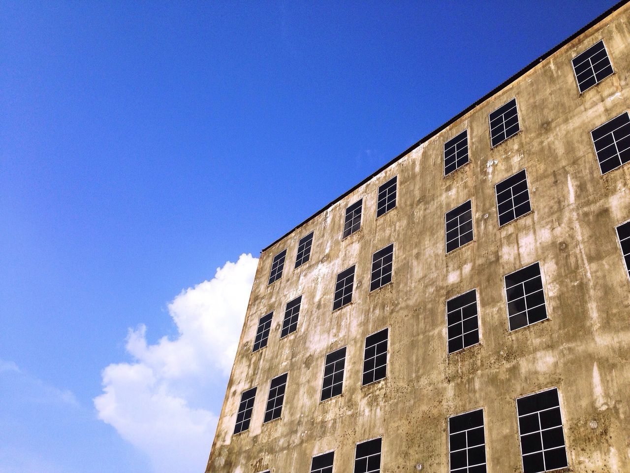 architecture, building exterior, built structure, low angle view, clear sky, window, blue, building, residential building, residential structure, copy space, sky, city, day, outdoors, no people, apartment, sunlight, house, high section