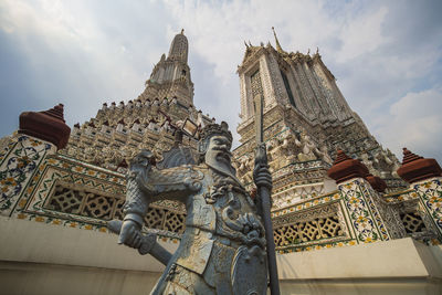 Giant statue in wat arun, bangkok, thailand