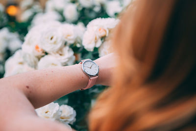 Close-up of woman hand holding flowers