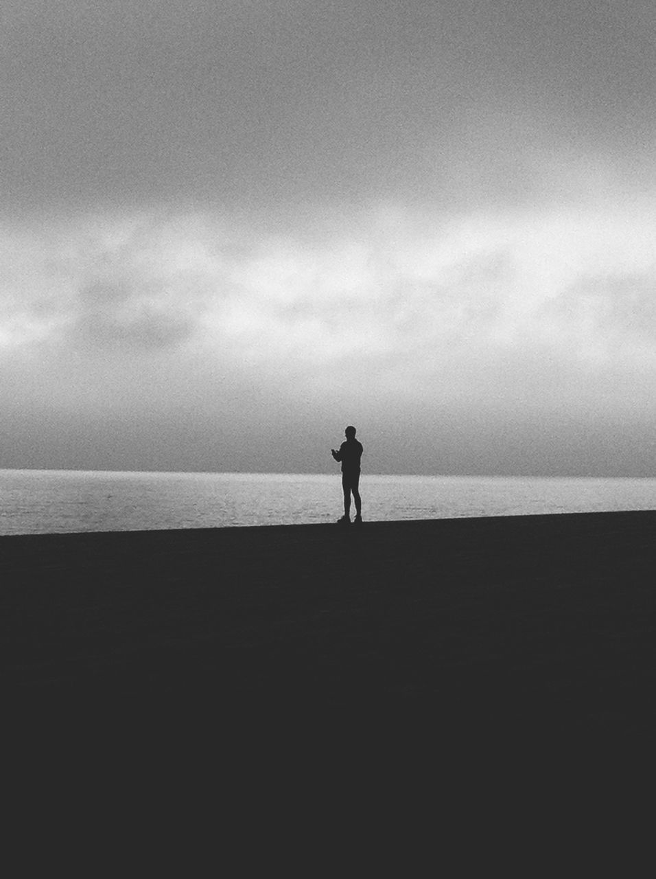 sea, horizon over water, beach, sky, silhouette, water, tranquil scene, tranquility, scenics, lifestyles, shore, standing, full length, leisure activity, men, rear view, beauty in nature, walking