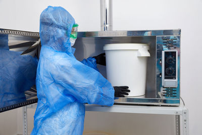 Man working with blue umbrella