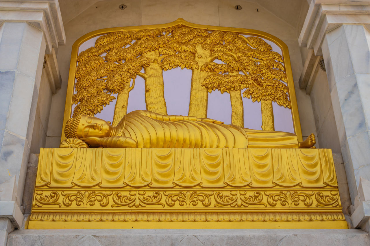 LOW ANGLE VIEW OF ORNATE CEILING IN TEMPLE