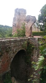 Arch bridge against sky