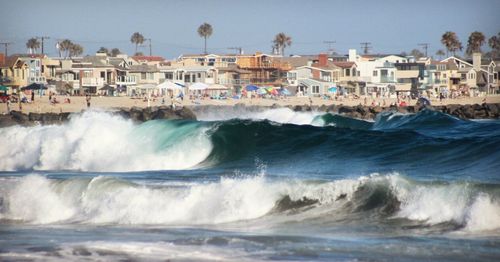 Splashing wave in sea against town