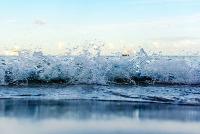 Waves splashing in sea