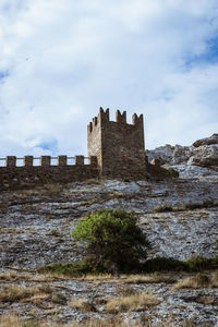 Old ruin building against sky