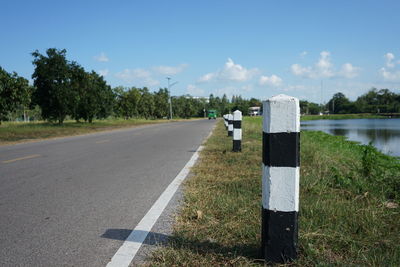 Road leading towards city against sky