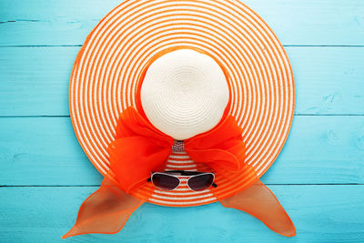 Close-up sun hat and glasses on table