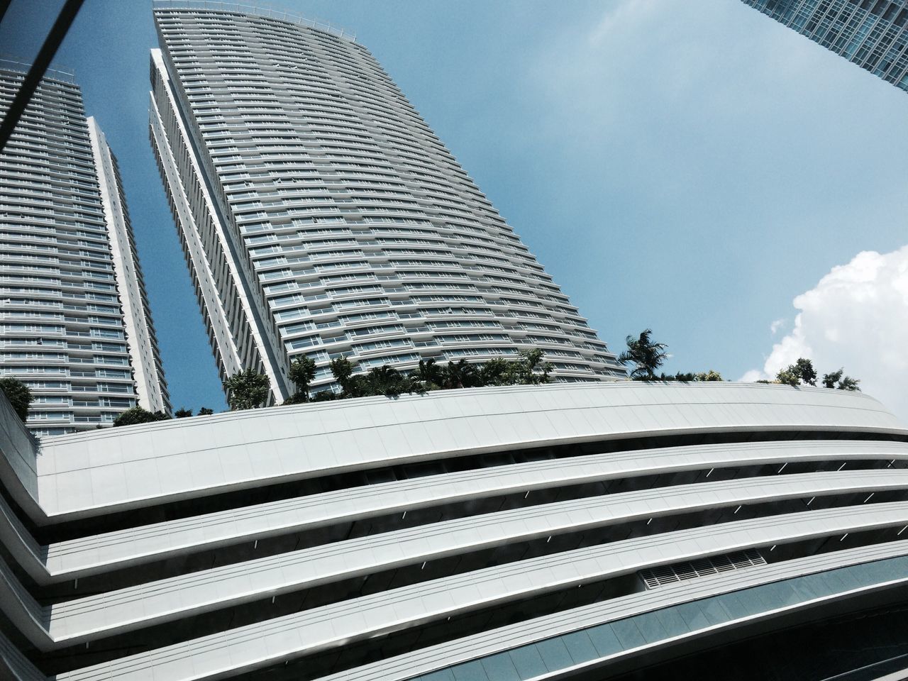 LOW ANGLE VIEW OF SKYSCRAPER AGAINST SKY