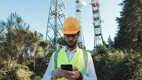 Maintenance worker check pylons internet 5g checks the connection