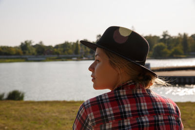 Side view of woman looking at lake