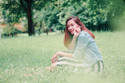 Young woman wearing sunglasses on field