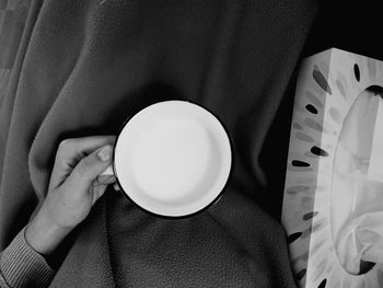 Close-up of hand holding coffee cup