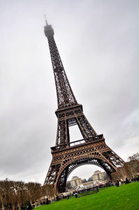Torre eiffel inclinada. día gris en paris 