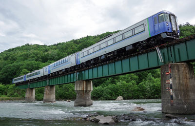 Kiha 183 limited express okhotsk that crosses the ishikari river