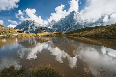 Panoramic view of lake and mountains against sky