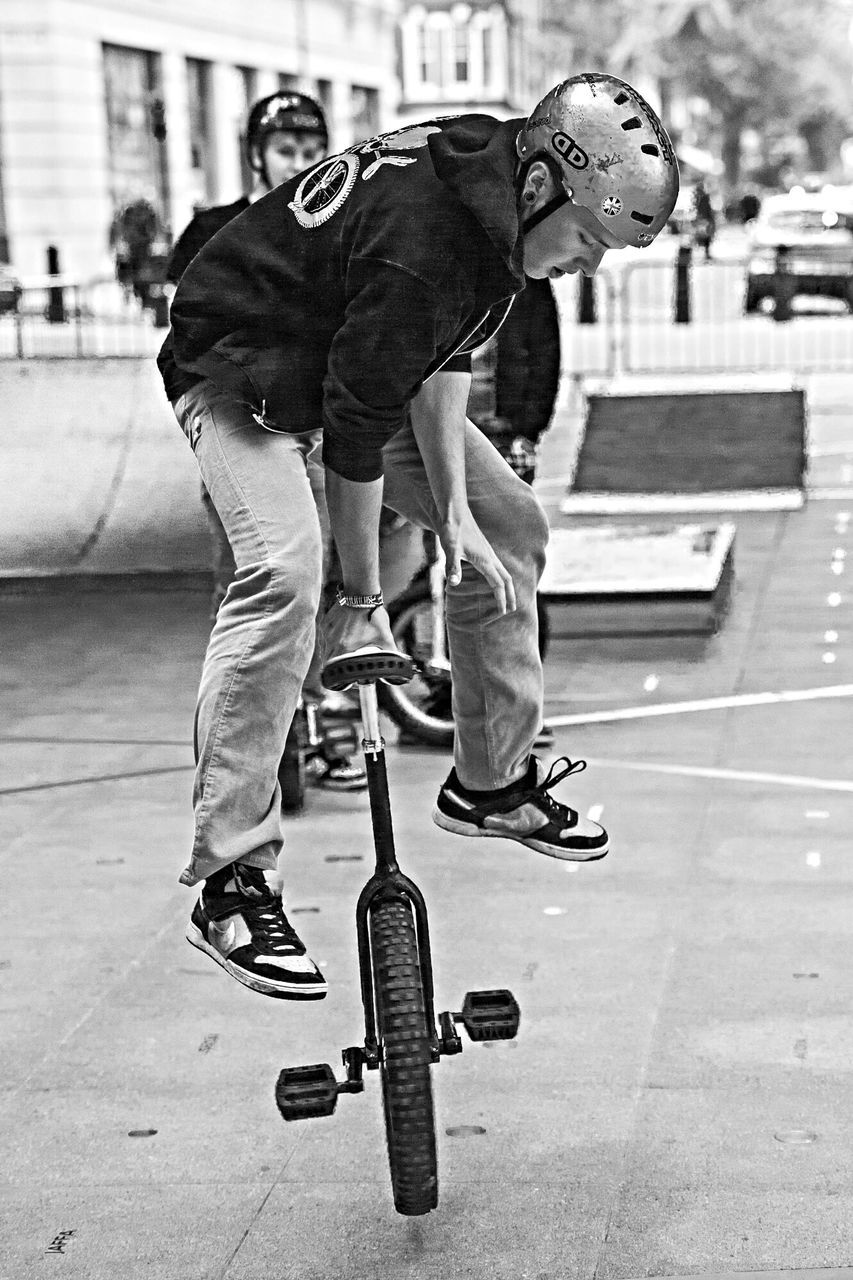 men, lifestyles, leisure activity, full length, togetherness, casual clothing, playing, skill, arts culture and entertainment, street, rear view, musical instrument, person, music, walking, boys, sport