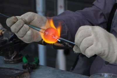 Lampworking technique to make artistic miniature glass vessels. 