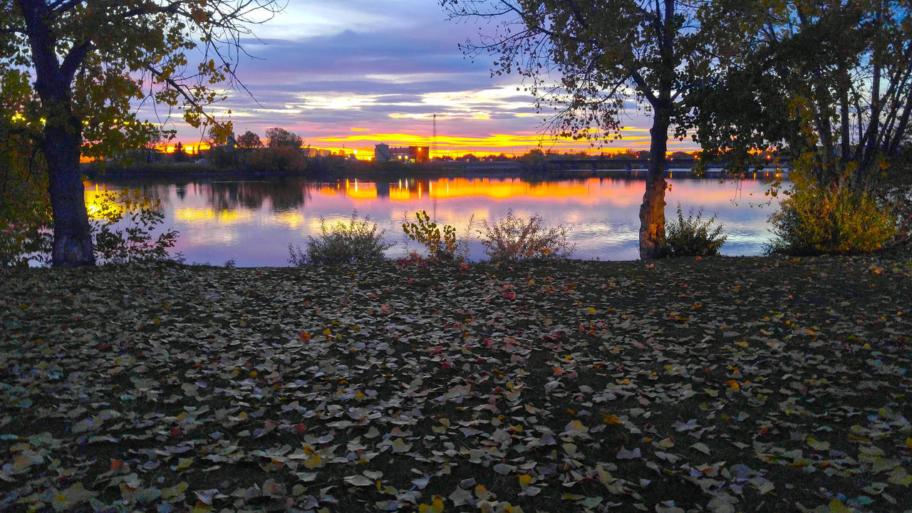 SCENIC VIEW OF LAKE DURING AUTUMN AGAINST SKY