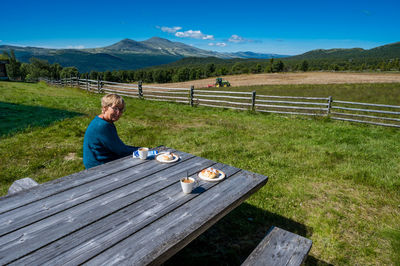 Female tourist at formoseter hotel and cafe in høvringen, norway