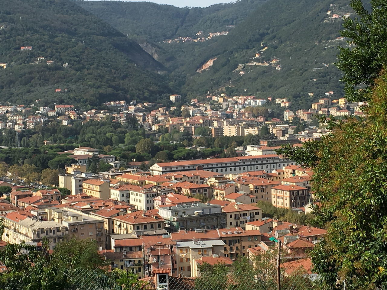 HIGH ANGLE VIEW OF TOWNSCAPE AGAINST MOUNTAIN